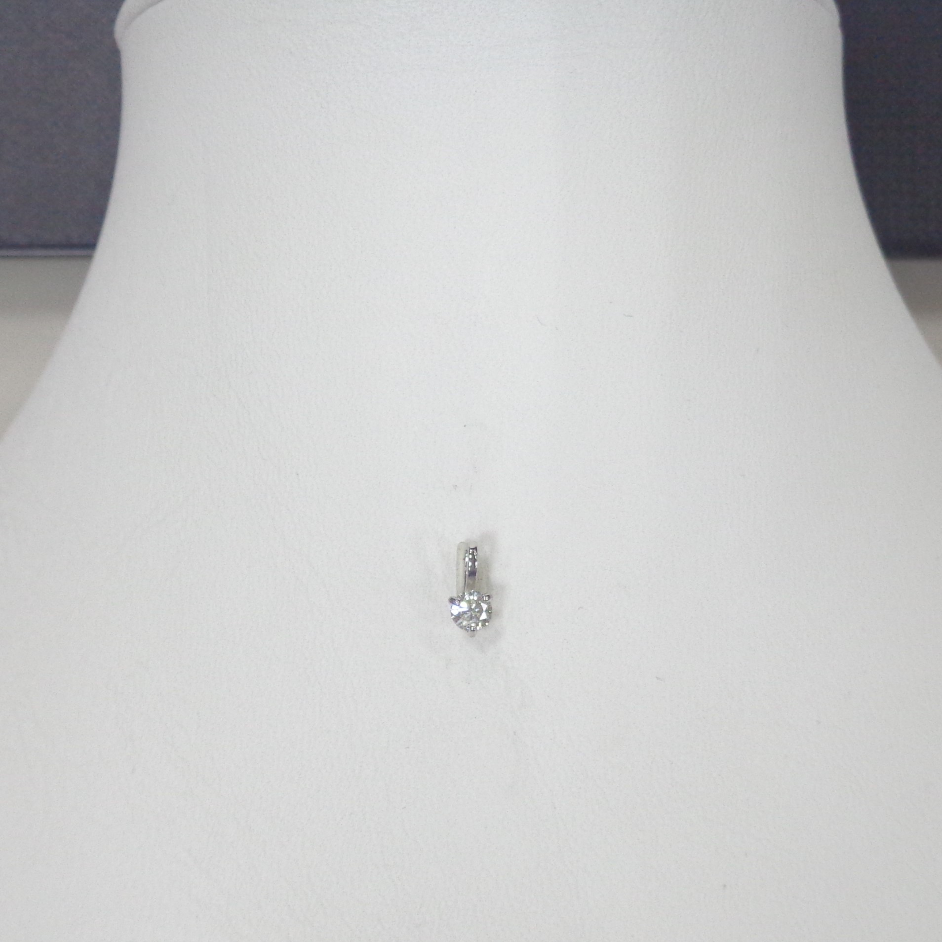 Подвеска из белого золота с бриллиантом